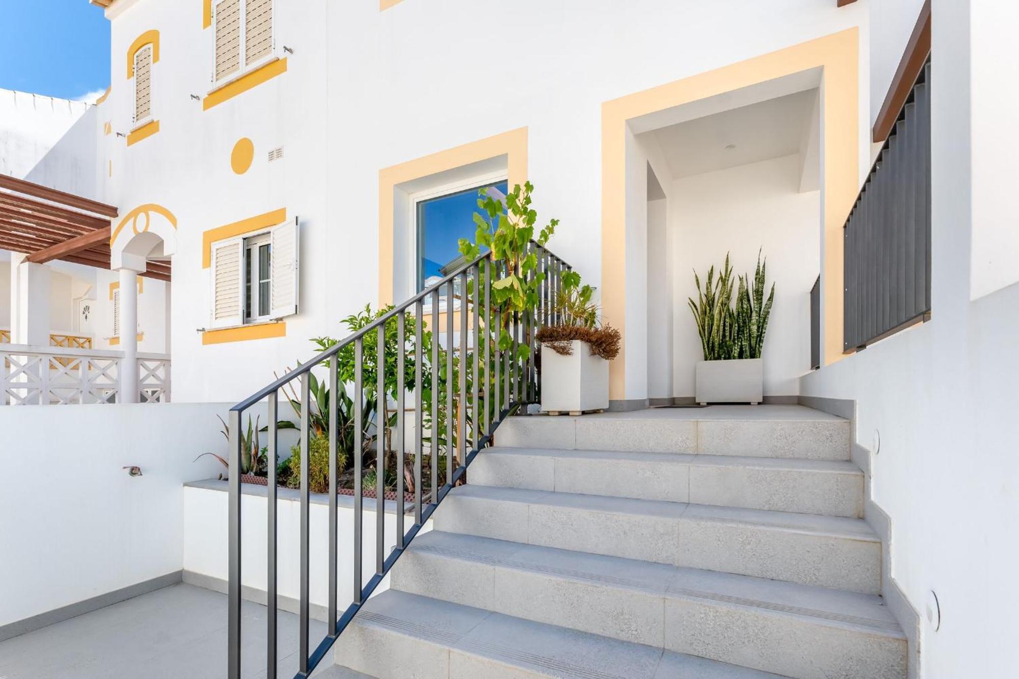 Holiday home Luxurious 3 Bdr House With Pool & Bbq By Lovelystay *