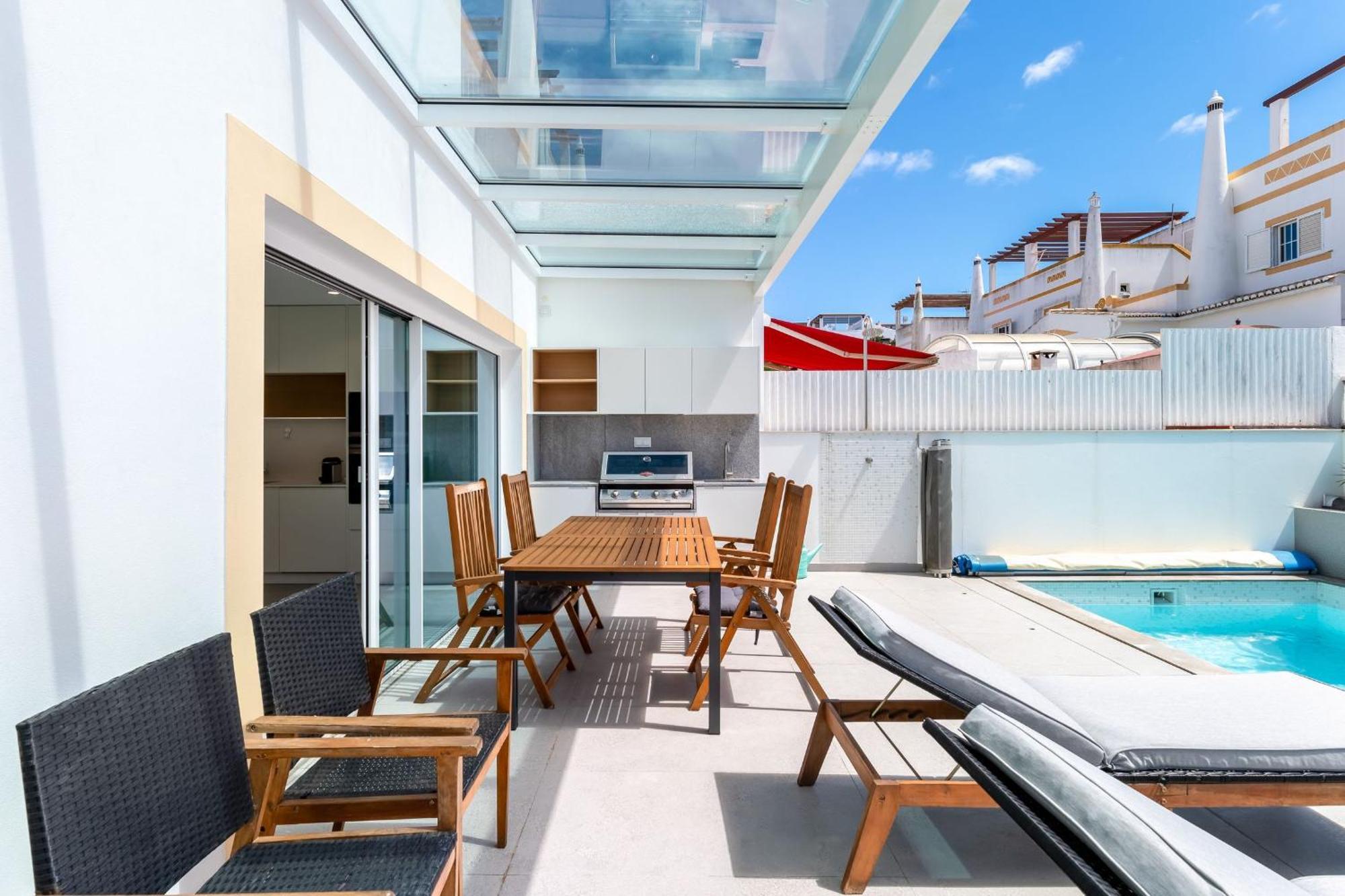 Holiday home Luxurious 3 Bdr House With Pool & Bbq By Lovelystay