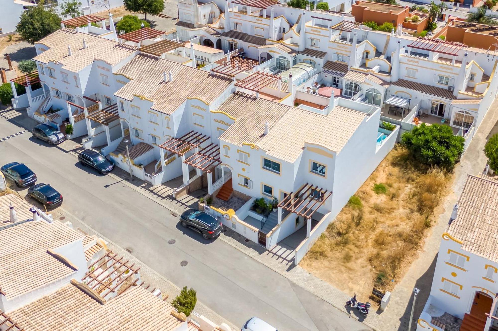 Holiday home Luxurious 3 Bdr House With Pool & Bbq By Lovelystay *